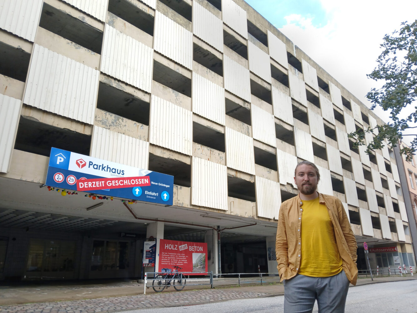 Genossenschaftsvorstand Björge Köhler vor dem ehemaligen Parkhaus in der Neuen Gröningerstraße