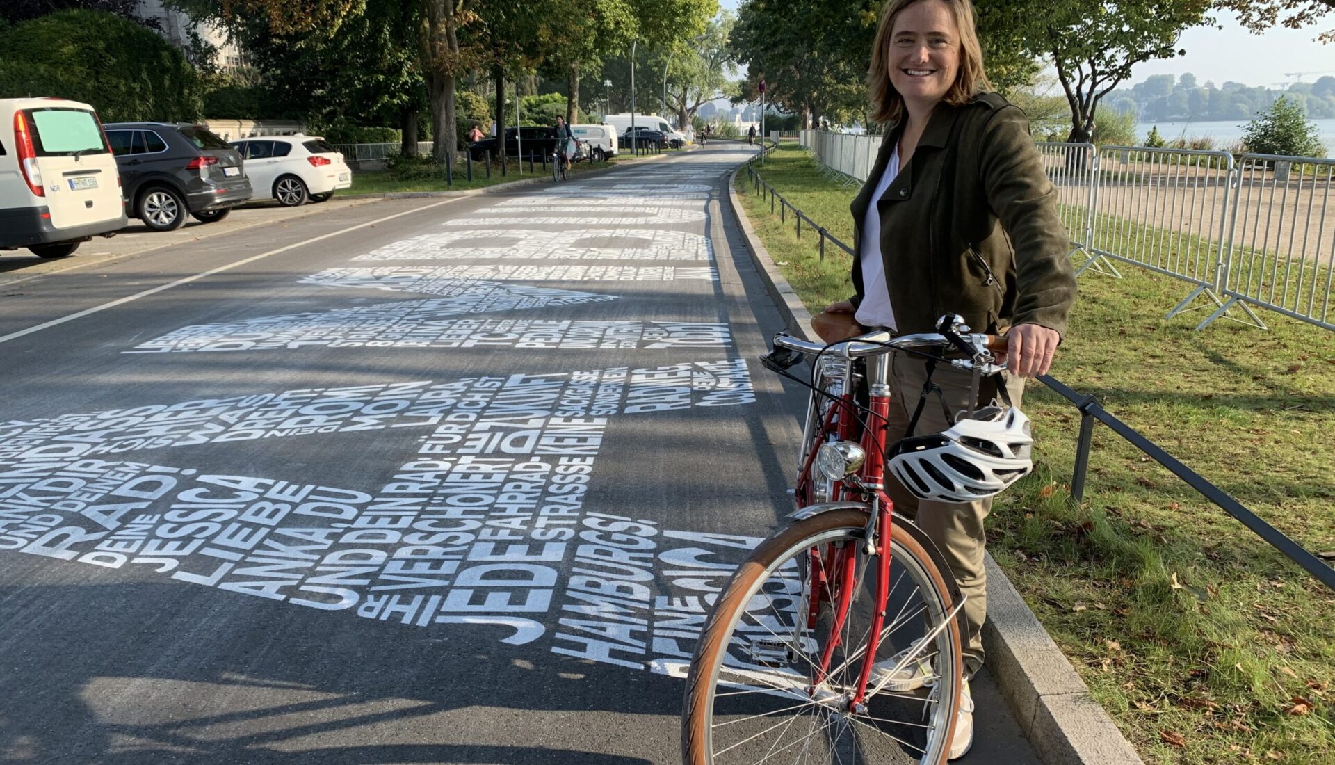 Leiterin des Amts Mobilitätswende Straße Kirsten Pfaue mit einem roten Fahrrad