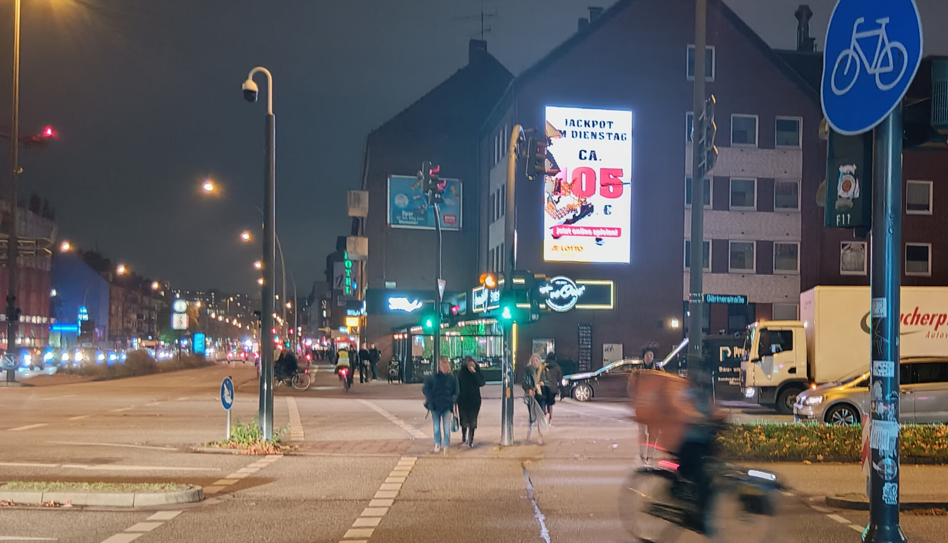 Nachtaufnahme der Kreuzung Hoheluftchaussee in Hamburg