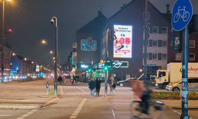 Nachtaufnahme der Kreuzung Hoheluftchaussee in Hamburg