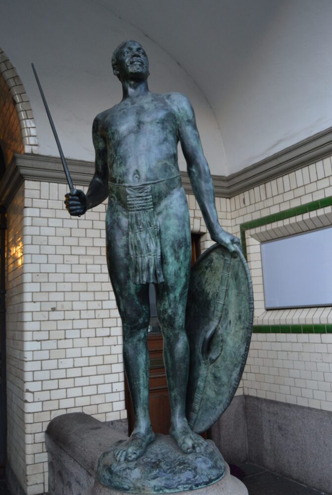 Skulptur eines afrikanischen Kriegers vor dem Woermannhaus