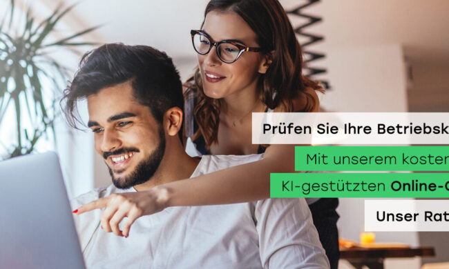 Ein Mann und eine Frau sitzen zusammen und blicken auf einen Laptop, der auf einem Tisch vor ihnen steht.