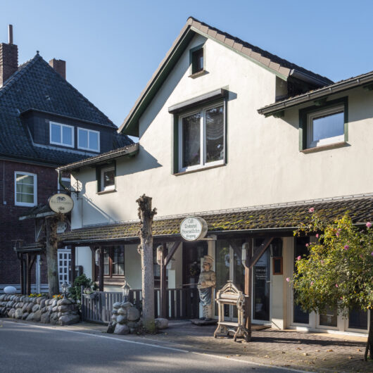 Das Friesenstübchen in Ochsenwerder bietet Gastronomie und Übernachtungen in einem Fasshotel an.