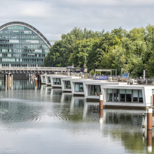 Futuristische Floating Homes und im Hintergrund der preisgekrönte Bürokomplex Berliner Bogen