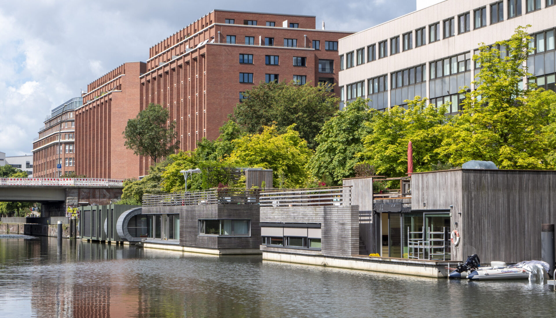 Moderne Hausboote in Hamburg am Mittelkanal.