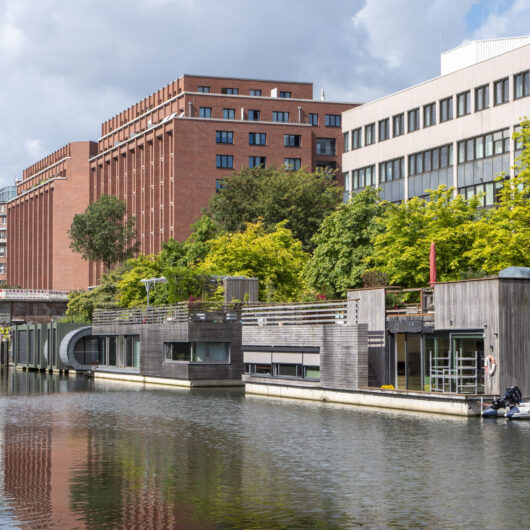 Moderne Hausboote in Hamburg am Mittelkanal.