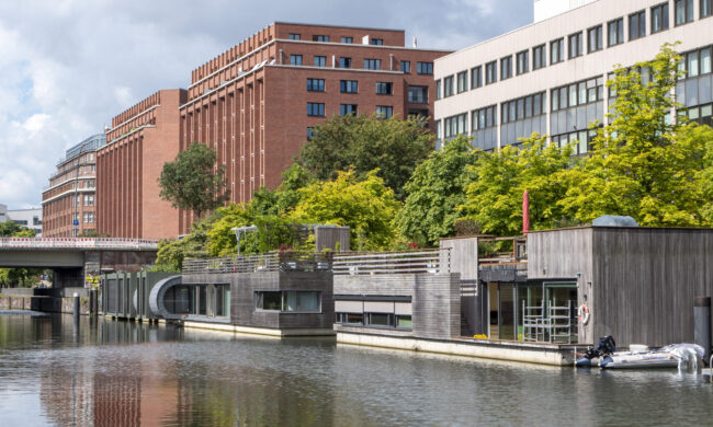 Moderne Hausboote in Hamburg am Mittelkanal.