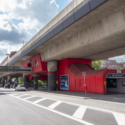 Roter Eingang des S-Bahnhofs Hammerbrook