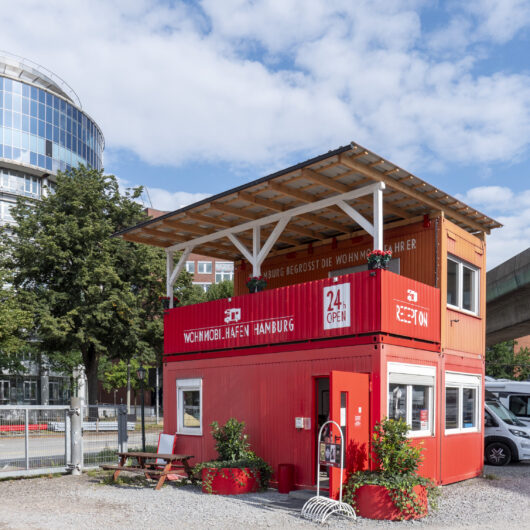 Rotes Containergebäude Wohnmobil-Hafen Hamburg