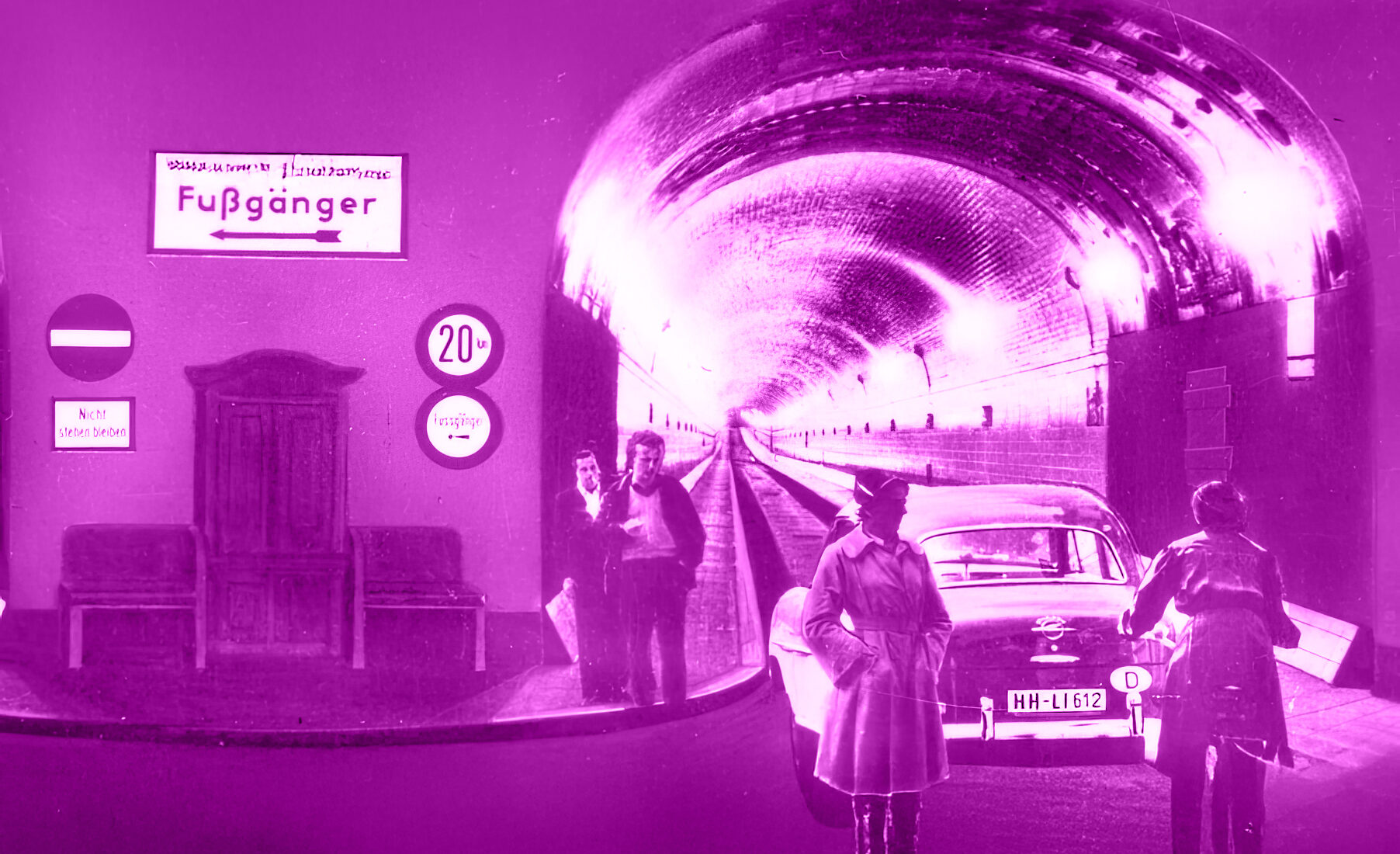 Altes Bild vom alten Elbtunnel in Hamburg (pink eingefärbt). Ein Auto fährt gerade durch den Tunnel, außerdem sind Personen und ein Fahrradfahrer zu sehen.