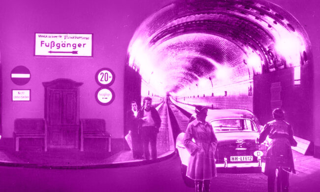 Altes Bild vom alten Elbtunnel in Hamburg (pink eingefärbt). Ein Auto fährt gerade durch den Tunnel, außerdem sind Personen und ein Fahrradfahrer zu sehen.