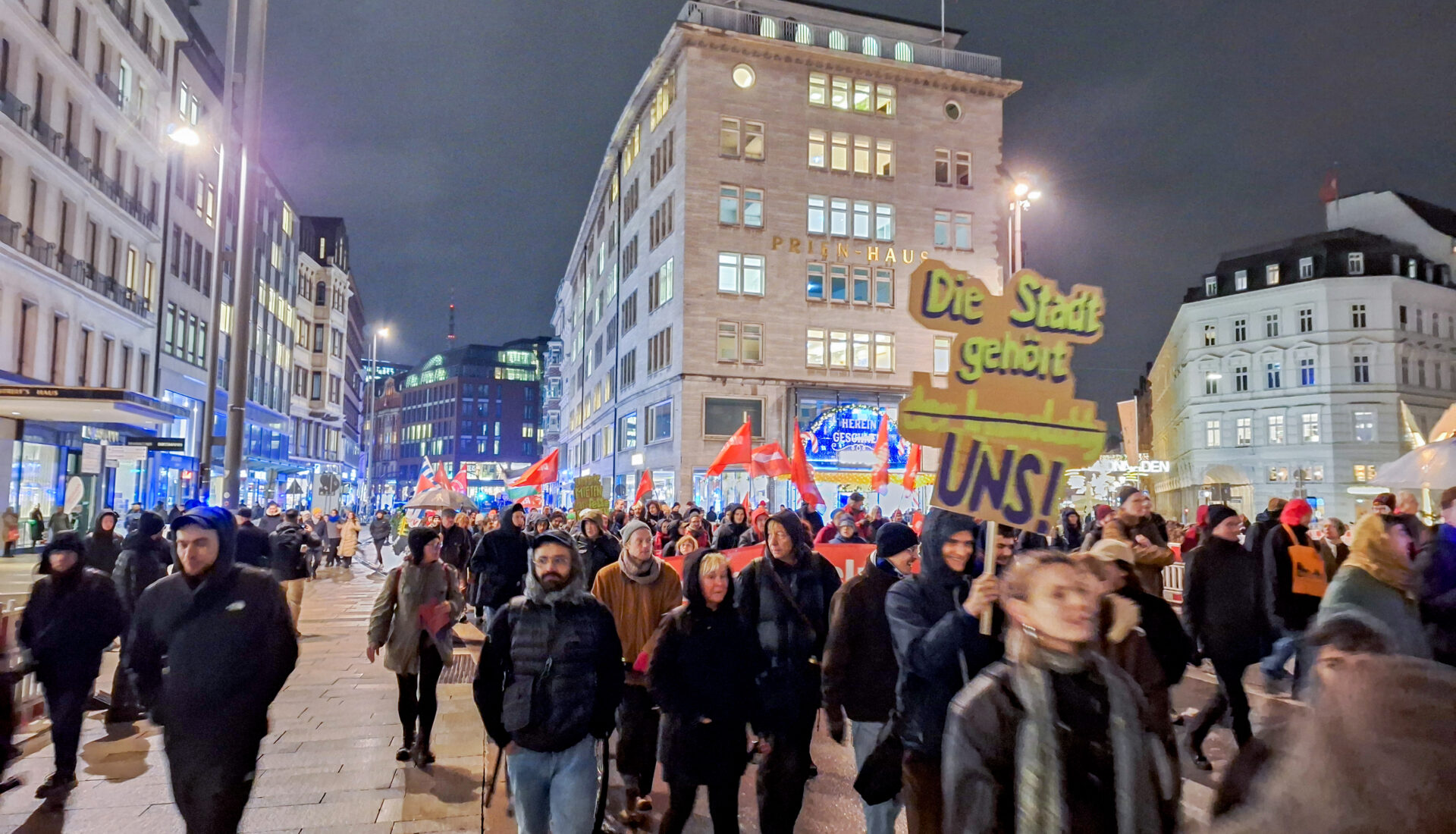 Protestgruppe in der Hamburger Innenstadt unter dem Motto „Offensiv für Wohnraum“