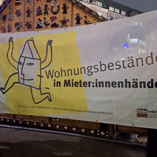 Protestplakat der Wohnreform eG auf dem Wohnungsbestände in Mieter:innenhände steht.