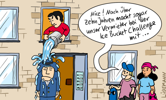 Lustige Illustration von Carsten Lüdemann. Aus dem 2. Stock aus einem Mehrfamilienhaus gießt ein Mieter aus versehen Wasser auf seinen Vermieter und daneben stehen zwei Jugendliche, die sich freuen, dass der Vermieter auch bei der Ice-Bucket-Challenge mitmacht.