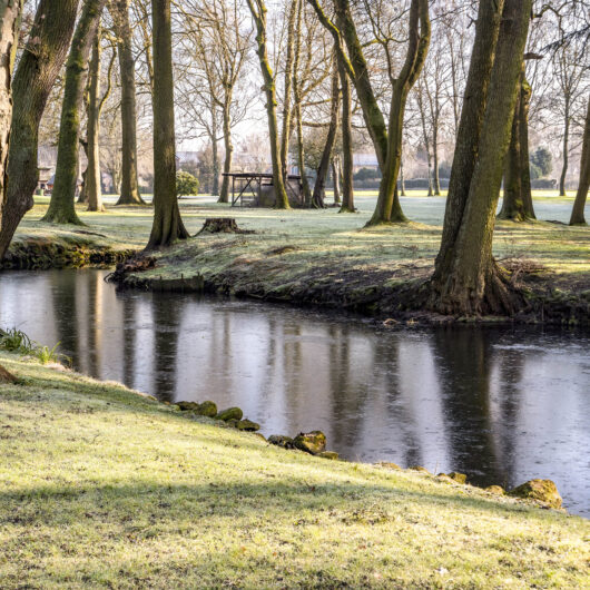 Ein kleiner Fluss, der durch einen Park in Hamburg Billstedt fließt